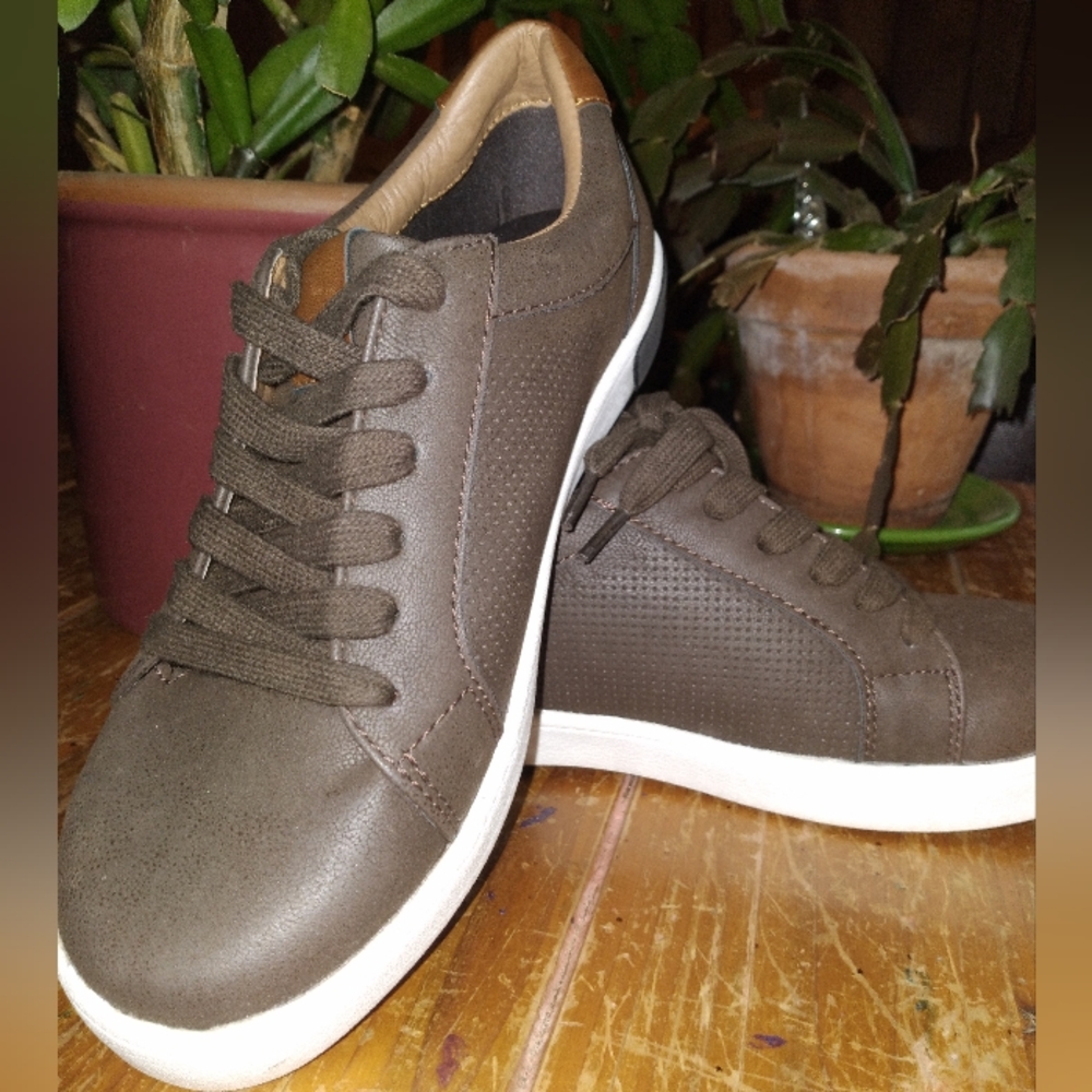 Strauss and Ramm boys sneakers/ NWOT